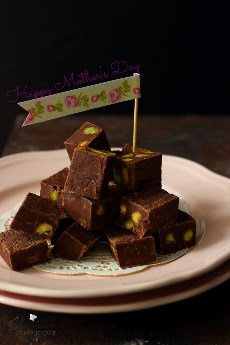 Dark Chocolate and Pistachio Fudge in 3 Minutes
