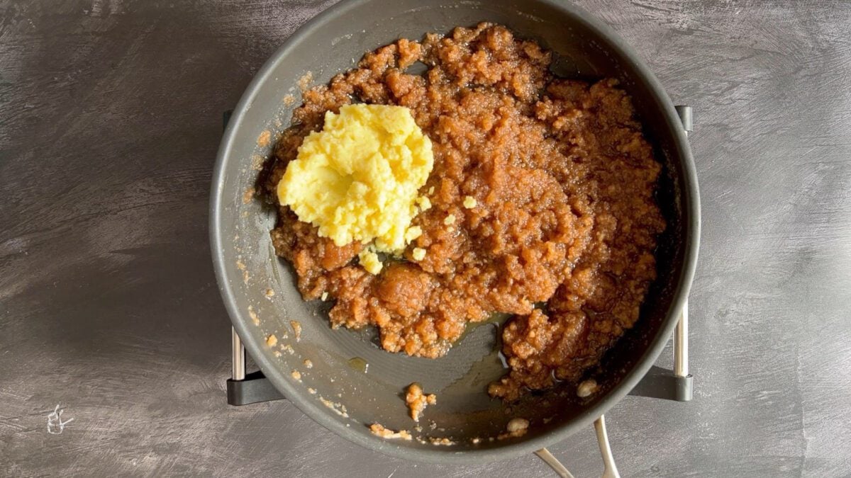 khoya added to the aate ka halwa kada prasad in the pan