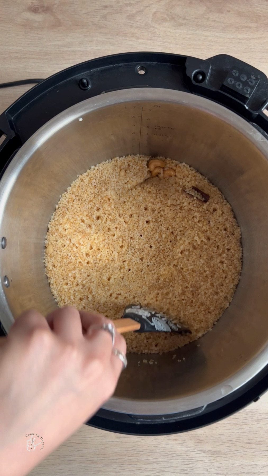 cooked lapsi halwa in the pot
