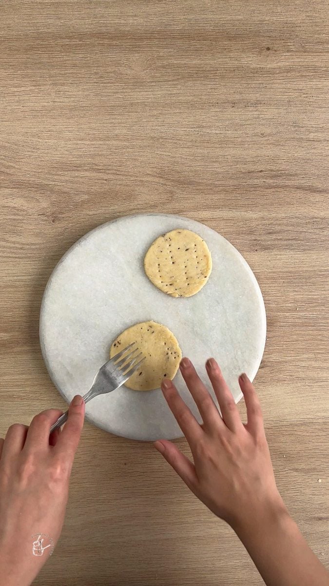pricking the puris with fork