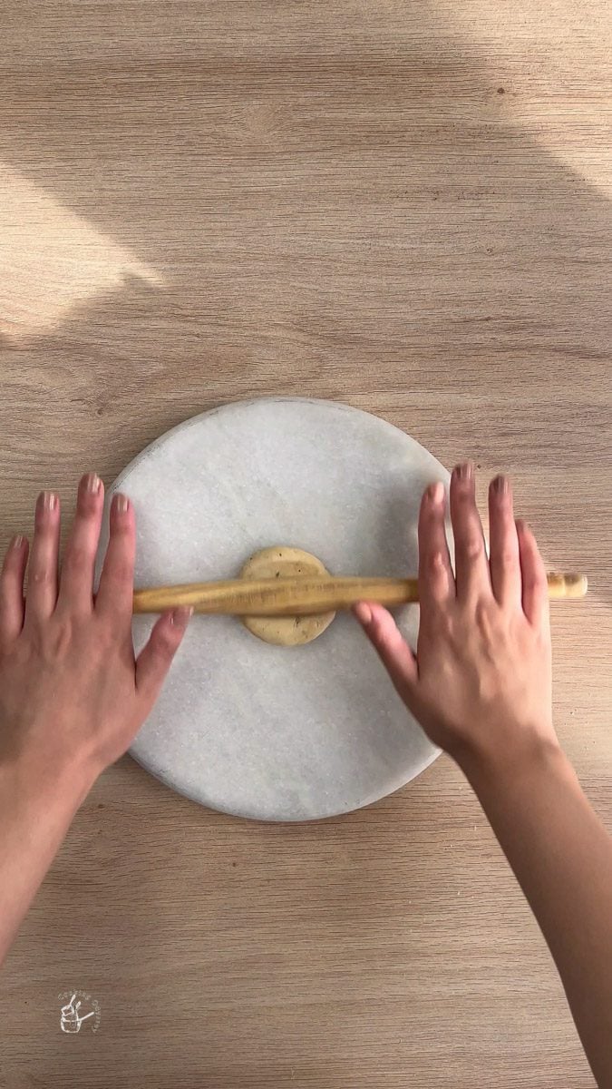 rolling the gujarati farsi puri