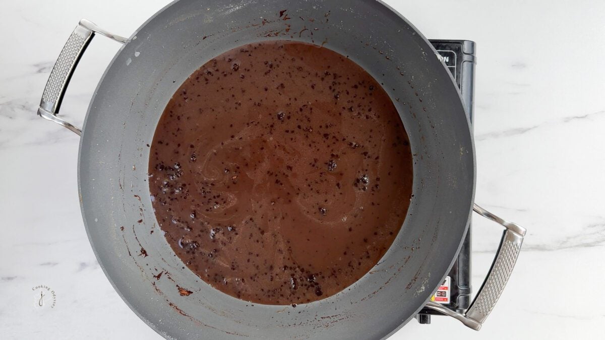 chocolate condenced milk in the pan
