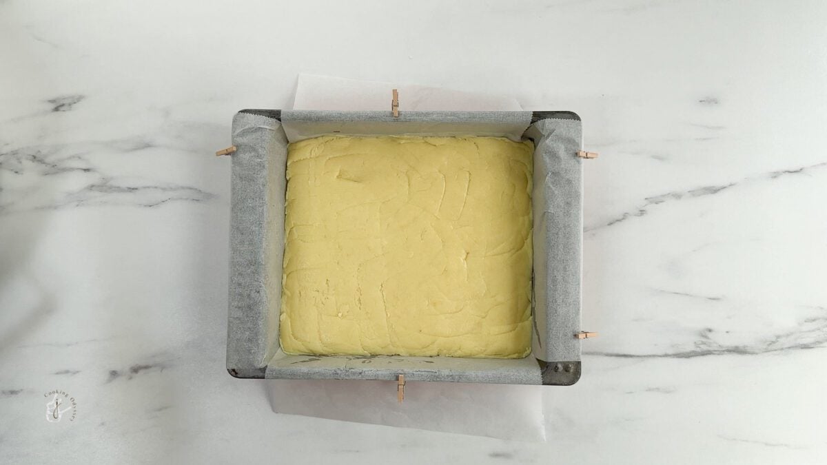 vanilla barfi mixture evenly spreaded in the tray