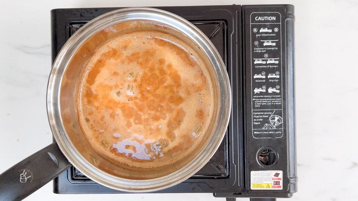 elachi wali chai is boiling in the pan
