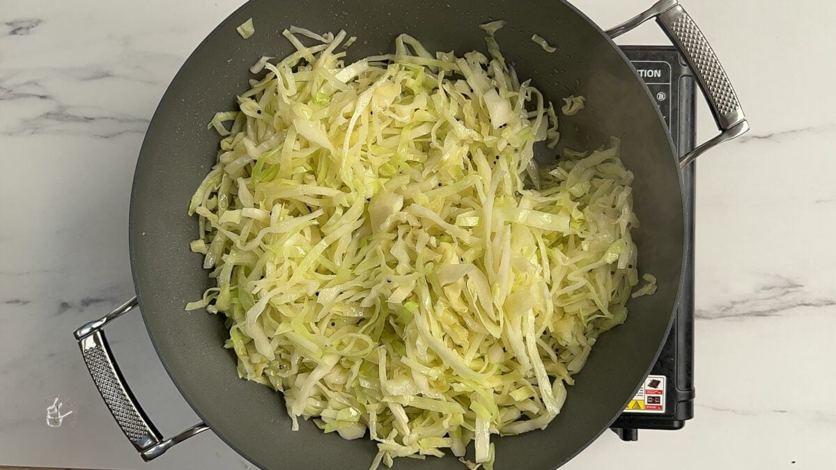 Sauteed cabbage in the pan to make dry curry