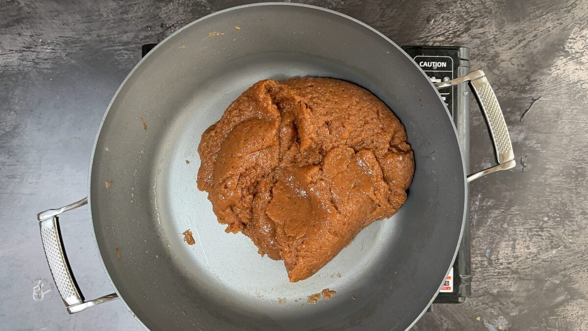singhare ke atte ka sheera in the pan