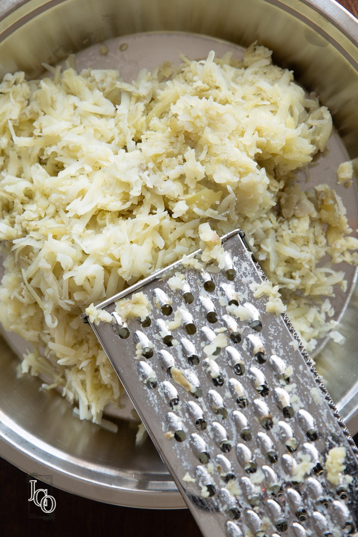 Grated boiled potatoes in a plate.