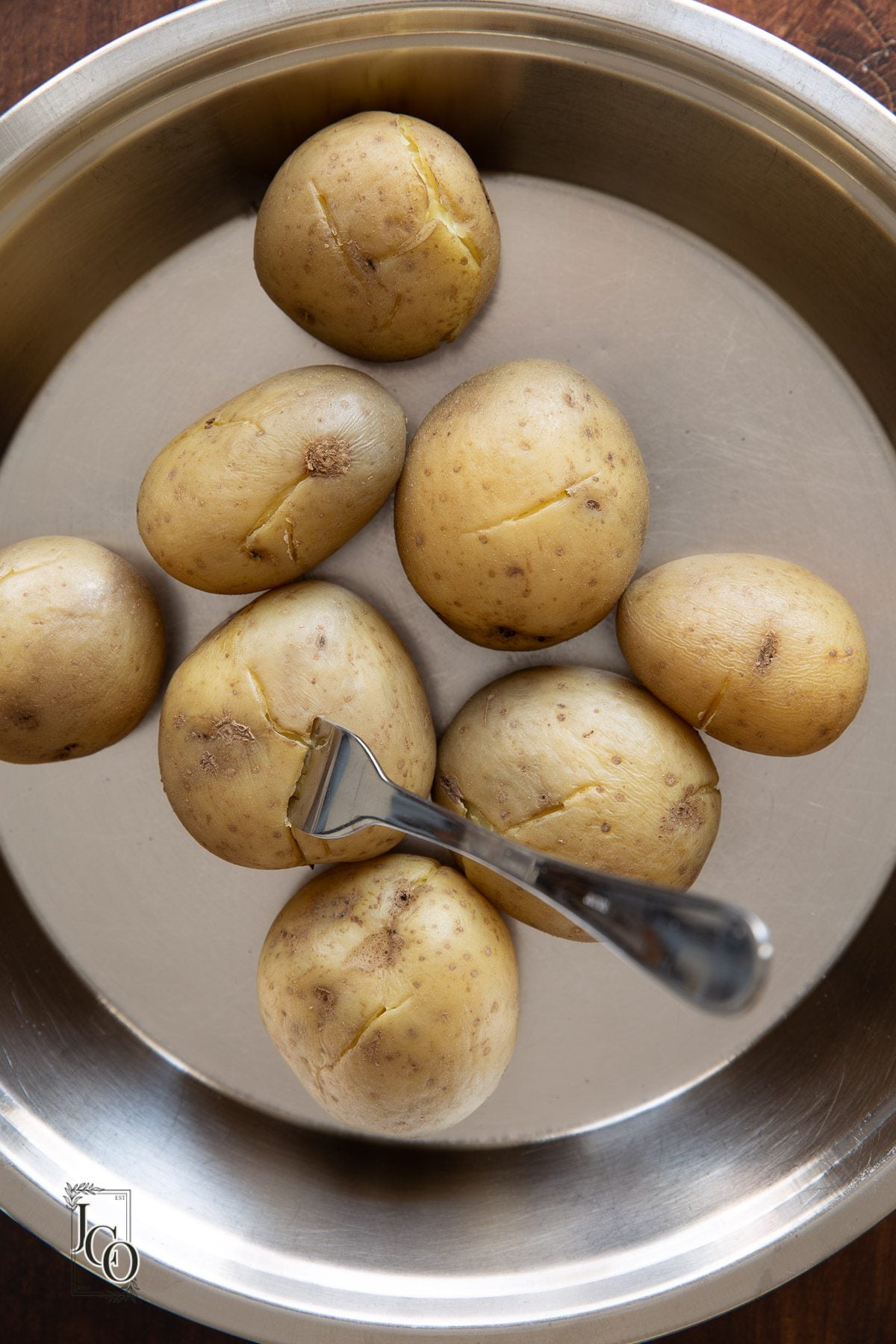 Starchy boiled potatoes with skin laid in a plate.