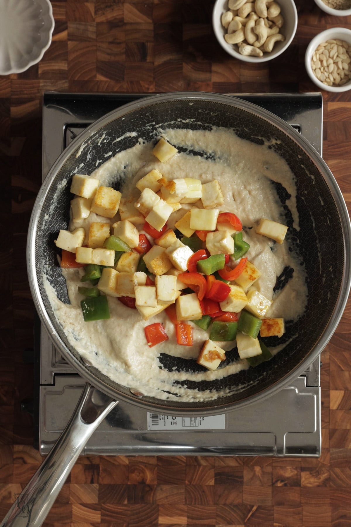 Sauteed paneer and bell pepper cubes added to cashew gravy.